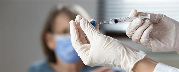 Arzt bereitet Impfstoff vor