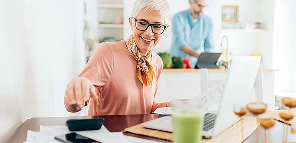 Frau im Homeofffice mit Smoothie