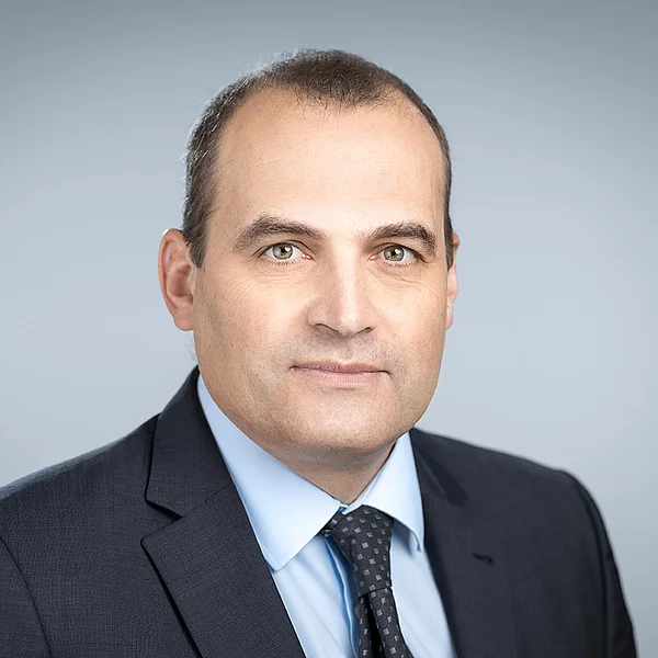 Portrait von Prof. Dr. med. Christoph Skudlik, in schwarzem Anzug