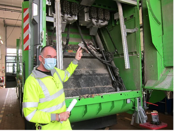 Mitarbeiter der Müllabfuhr an einem Müllauto