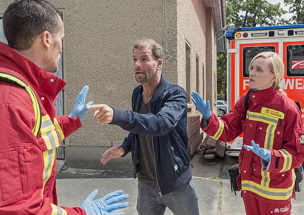 Ein Mann bedroht einen Notarzt und eine Notärztin der Feuerwehr. 