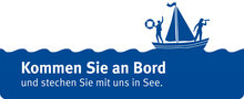 Grafik mit einem Segelboot auf blauem Meer. Auf dem Boot stehen zwei Personen: Eine hält einen Rettungsring hoch, die andere schaut durch ein Fernrohr. Darunter der Text: "Kommen Sie an Bord und stechen Sie mit uns in See."