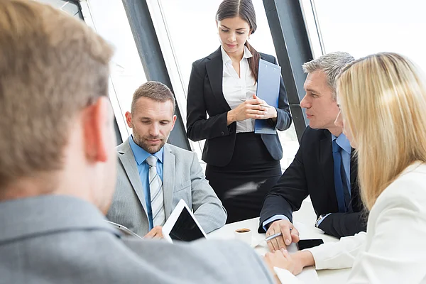 Eine Gruppe von Menschen an einem Tisch in einer Besprechung