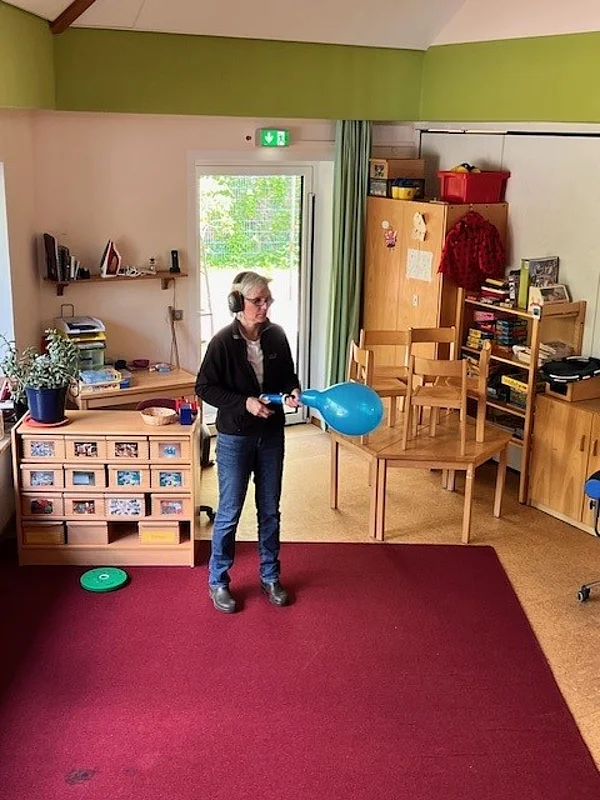 Messtechnikerin misst Lärm in der Kita.