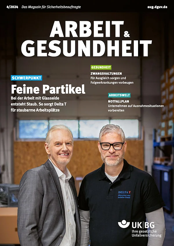 Titelbild Magazin arbeit & gesundheit: Zwei Männer stehen in Werkstatt