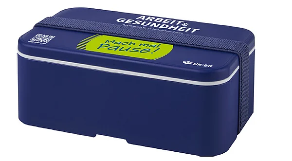 Blaue Lunchbox mit Logo "Arbeit & Gesundheit" und grünem Badge "Mach mal Pause!"
