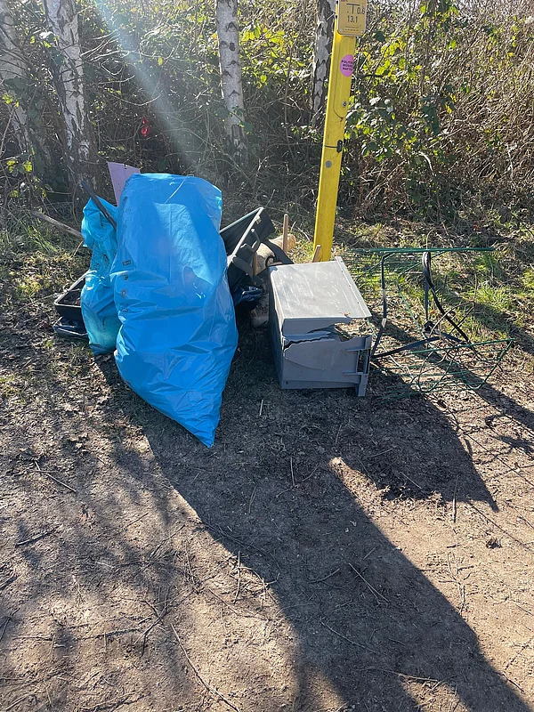 Gefüllte Müllsäcke, verschiedene zerbrochene Plastikbehälter.