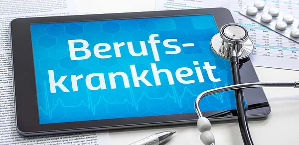 Tablet mit Text „Berufskrankheit“ auf dem Bildschirm