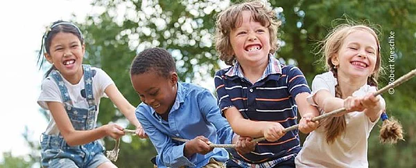 Kinder spielen Seilziehen
