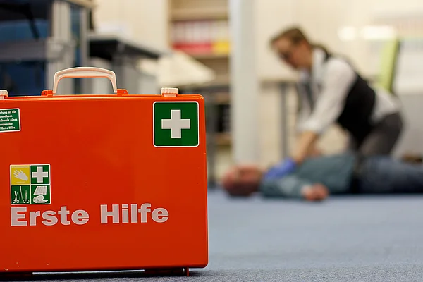 Ersthelfer und Erste-Hilfe-Koffer.