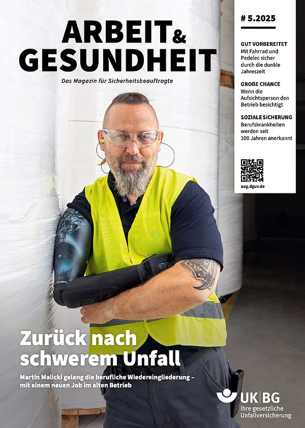 Mann in Schutzbekleidung mit robotischer Armprothese