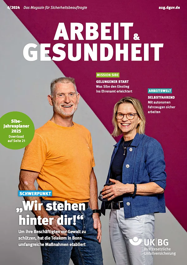 Titelseite des Magazins "Arbeit & Gesundheit" (Ausgabe 6/2024). Ein Mann mit orangefarbenem T-Shirt und eine Frau mit Brille und blauer Jacke stehen lächelnd vor einem zweifarbigen Hintergrund. Schlagzeilen behandeln Themen wie "Wir stehen hinter dir!" (Gewaltschutz am Arbeitsplatz), "Gelungener Start" für Sibe im Ehrenamt und "Selbstfahrend" mit autonomen Fahrzeugen. Ein Hinweis zum Sibe-Jahresplaner 2025 ist ebenfalls zu sehen. Das UK|BG-Logo für gesetzliche Unfallversicherung befindet sich unten rechts.