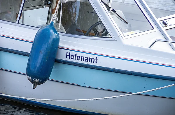 Nahaufnahme von einem Boot des Hafenamts