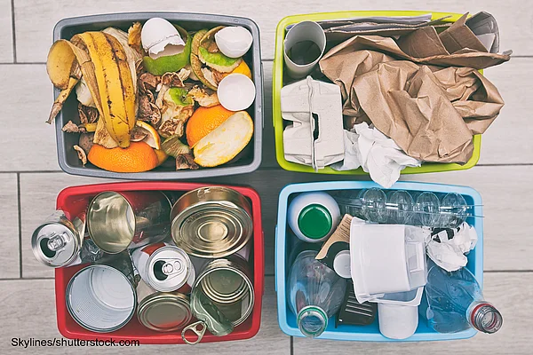 Vier bunte Körbe mit getrenntem Müll