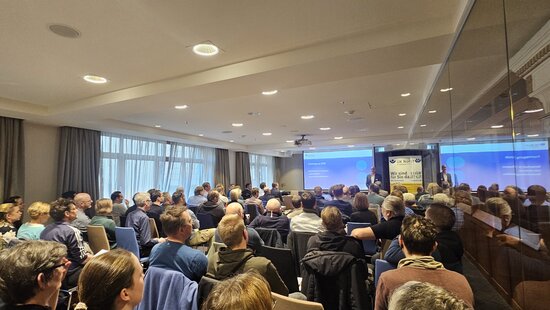 Blick über die Reihen der Teilnehmenden.