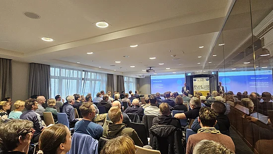 Blick über die Reihen der Teilnehmenden.