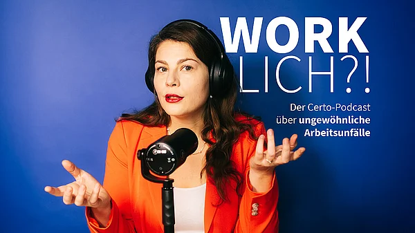 Frau mit Kopfhörern am Mikrofon vor Podcast-Schriftzug.