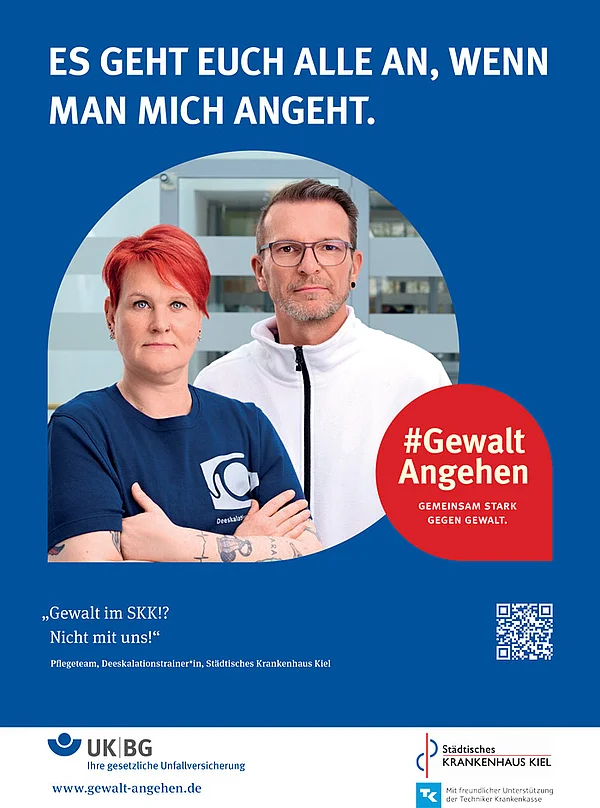 Pflegekraft in Rosa wirbt gegen Gewalt in der Pflege.