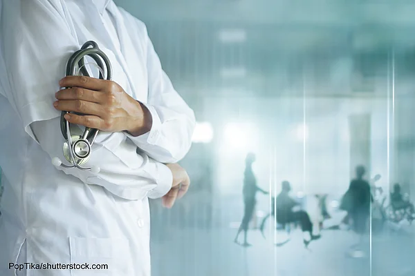 Oberkörper eines posierenden Arztes mit Stetoskop in der Hand