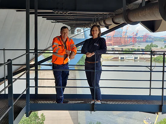 Ein Mann und eine Frau stehen an einem Geländer