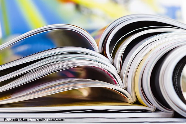 Stapel aufgeschlagener Zeitschriften