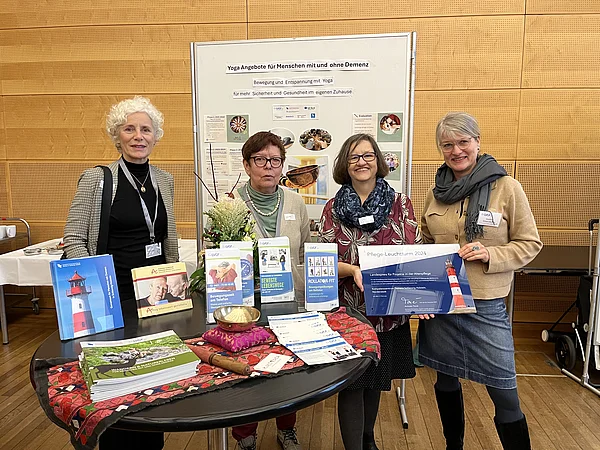 Freuten sich über die Auszeichnung (von links): Silke Fraßen, Yoga-Lehrerin im Projekt, Emma Helene Nage, ehrenamtliche Unterstützung, Anne Brandt (KDSH) Dorothea Wilken-Nöldeke (LVGFSH), nicht mit auf dem Bild: Olivia Maloku (UK Nord)
