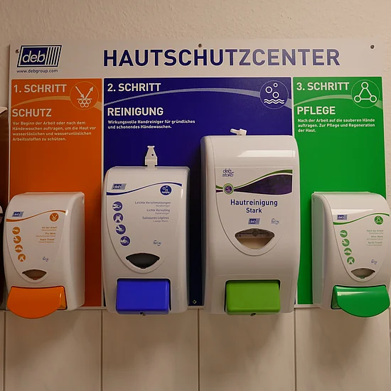 Vier Pumpspender mit Hautreinigungs- und Hautpflegemitteln