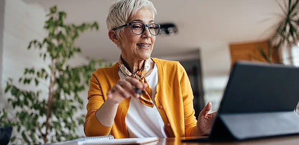 ältere Frau in einem Videocall 