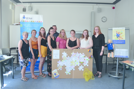 Die ersten Absolventinnen des „Murmel“-Psychomotorikkurses mit Thorsten Vent (UK Nord), ihren Lehrerinnen und „Murmel“ (rechts)